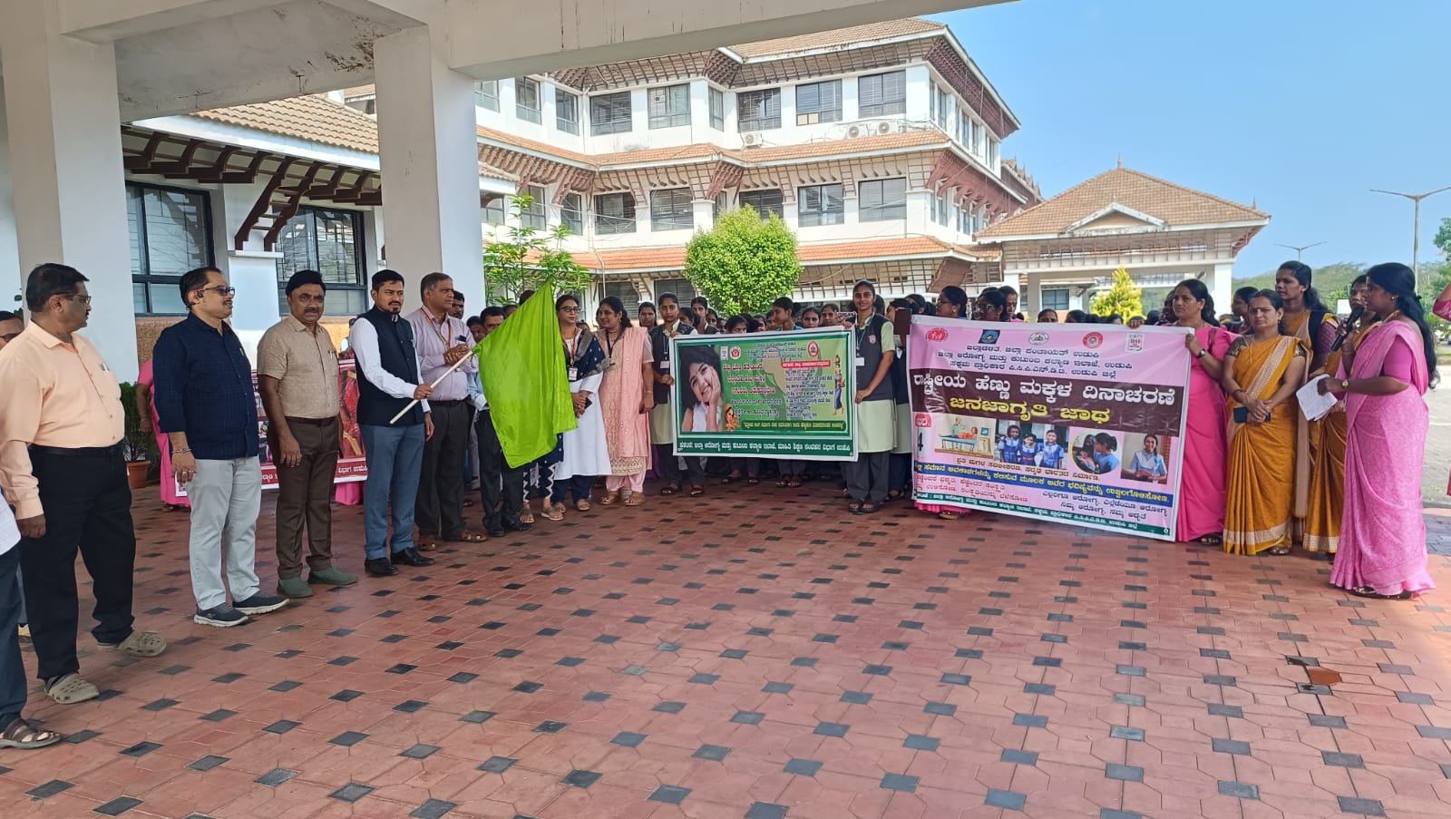 ರಾಷ್ಟ್ರೀಯ ಹೆಣ್ಣು ಮಕ್ಕಳ ದಿನಾಚರಣೆ : ಜನಜಾಗೃತಿ ಜಾಥಾಗೆ ಚಾಲನೆ ರಾಷ್ಟ್ರೀಯ ಹೆಣ್ಣು ಮಕ್ಕಳ ದಿನಾಚರಣೆ : ಜನಜಾಗೃತಿ ಜಾಥಾಗೆ ಚಾಲನೆ